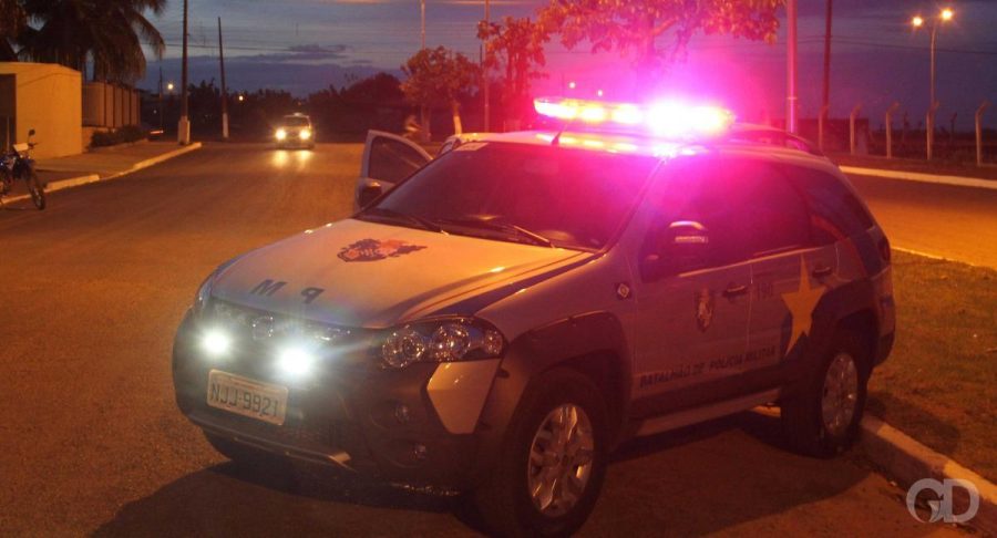 Servidores da limpeza encontram homem morto caído em poça de sangue