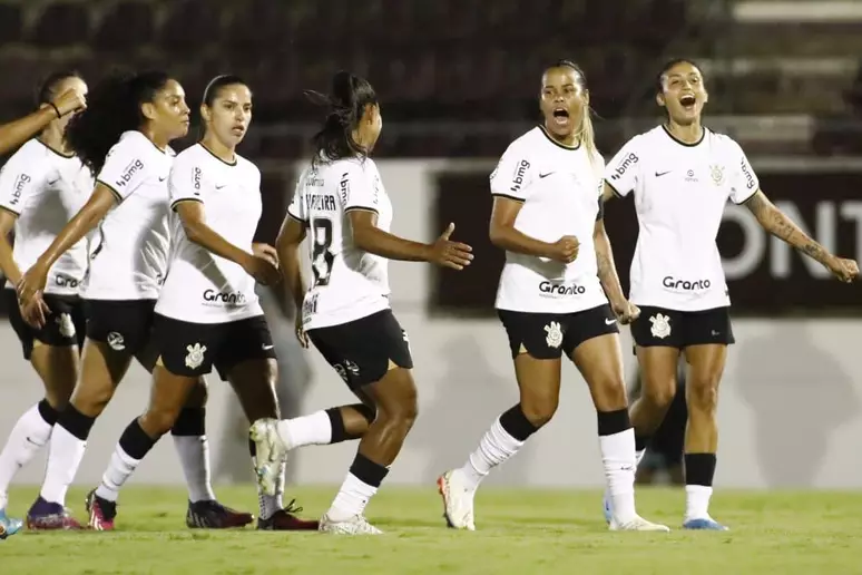 Corinthians mantém 100% contra a Ferroviária e lidera Brasileiro feminino