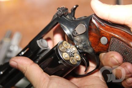 Homem é executado a tiros na frente da esposa por suspeito encapuzado