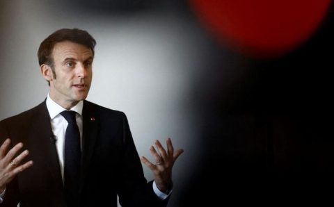 Macron impõe reforma da Previdência sem voto do Parlamento