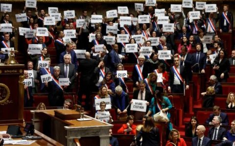 Governo francês resiste a moções, mas está longe da calmaria