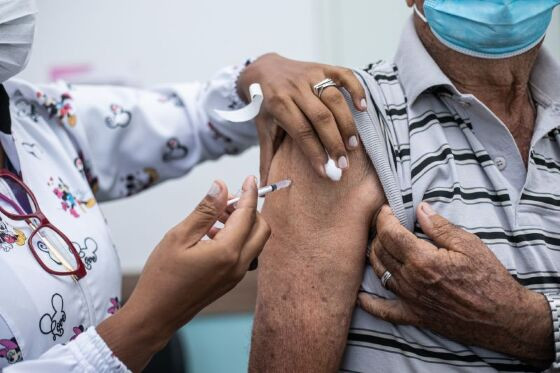 MT:  GUERRA AO VÍRUS:   Bivalente vai ser aplicada em pessoas a partir dos 60 anos