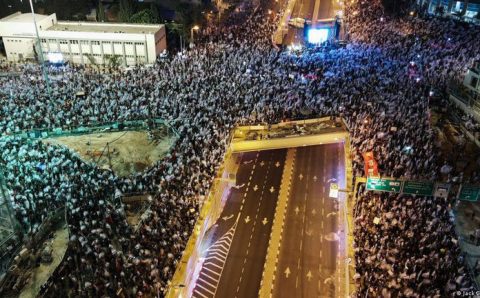 Por que milhares de israelenses estão protestando