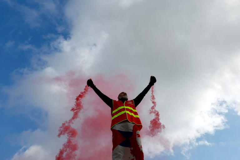 França registra protestos em todo o país contra reforma previdenciária de Macron
