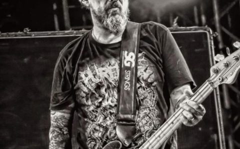 Canisso, da banda Raimundos, morre aos 52 anos; Baixista estava internado após sofrer acidente doméstico