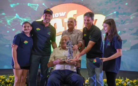 MT:  Paolinelli agradece homenagem, diz que futuro do Brasil são os jovens e pede reforma política