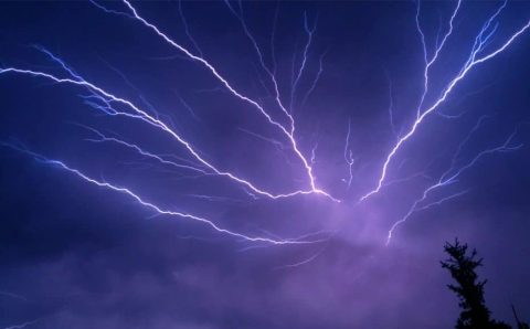 O que é um raio e como ocorre esse fenômeno?