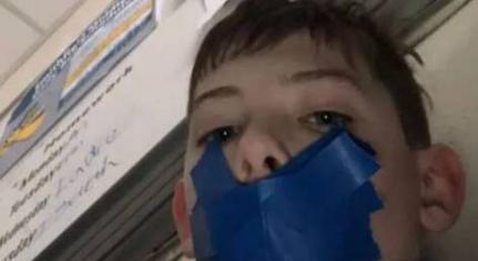 NA CAROLINA DO NORTE:  Mãe se revolta ao ver filho com a boca tampada por fita adesiva como punição de professora