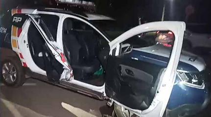 Embriagado fura bloqueio, bate em viaturas e é baleado