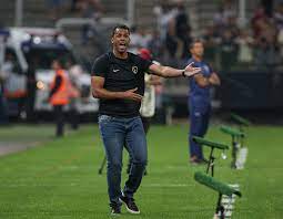 Lázaro elogia garotos e se diz satisfeito com crescimento do Corinthians antes do mata-mata