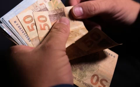 Como o Brasil se tornou campeão dos juros reais e de que forma isso prejudica a economia