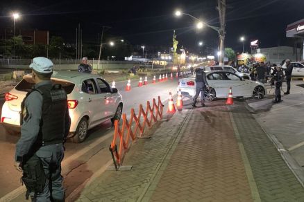 NA AVENIDA DA FEB: Operação remove 34 veículos e prende uma pessoa em VG