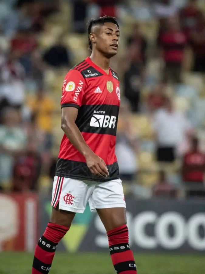 Bruno Henrique comemora retorno aos gramados com a camisa do Flamengo