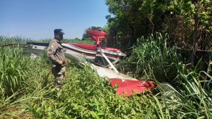 TENTAVA POUSAR:  Avião de pequeno porte cai na divisa do estado; piloto ferido