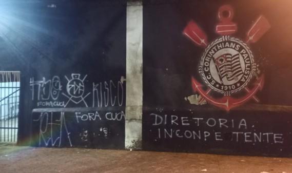 Torcedores picham sede do Corinthians em protesto à contratação de Cuca