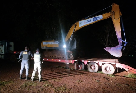 AÇÃO CONTRA DESMATAMENTO: Sema apreende máquina doada pelo Governo que era usada de forma irregular em Jangada