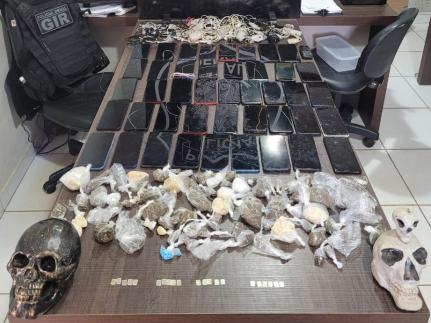 OPERAÇÃO DESMONTE: Polícia Penal apreende 115 itens eletrônicos e mais de 60 porções de drogas na Penitenciária Mata Grande