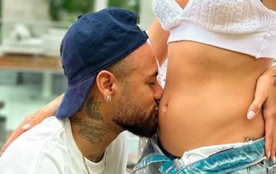 Grávida, Bruna Biancardi ganha presente do Dia das Mães de Neymar com valor aproximado de R$ 800