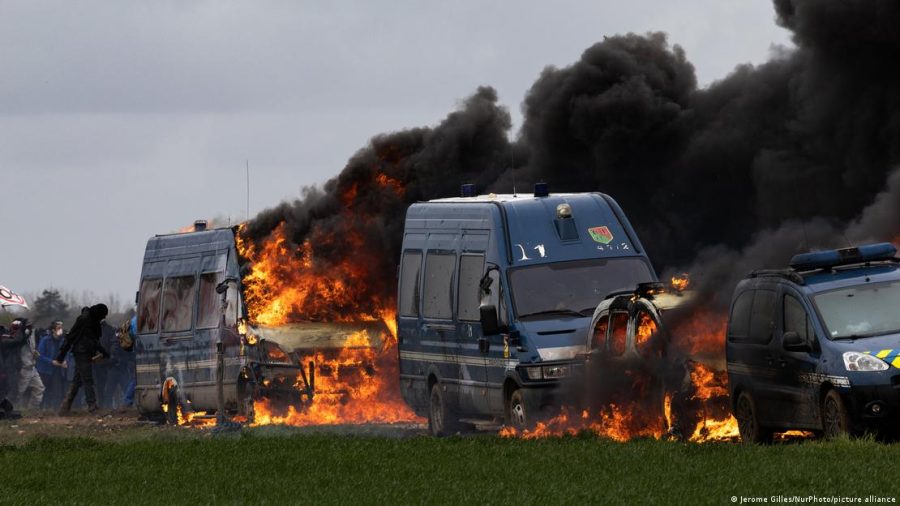 “Mais de mil policiais feridos” em protestos na França