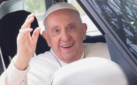 Papa Francisco deixa o hospital às vésperas da Semana Santa