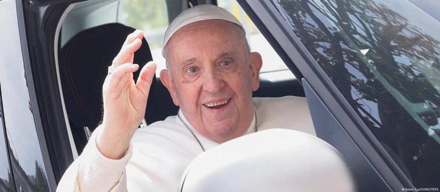 Papa Francisco deixa o hospital às vésperas da Semana Santa