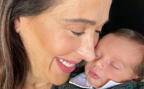 Filho recém-nascido de Claudia Raia surge de coelhinho da Páscoa e agita a web: ‘Fofo demais’