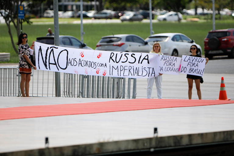 Manifestantes pedem saída de Lavrov do Brasil