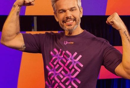 Sensitiva prevê novidades no futuro de Otaviano Costa, mas adverte o apresentador: “Um contrato sendo assinado..”