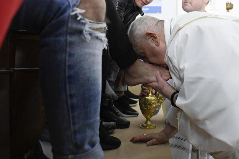 Quinta-feira Santa: Papa Francisco lava os pés de 12 jovens infratores