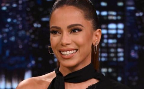 Após confusão, Anitta celebra contrato com nova gravadora: “Estou pronta”