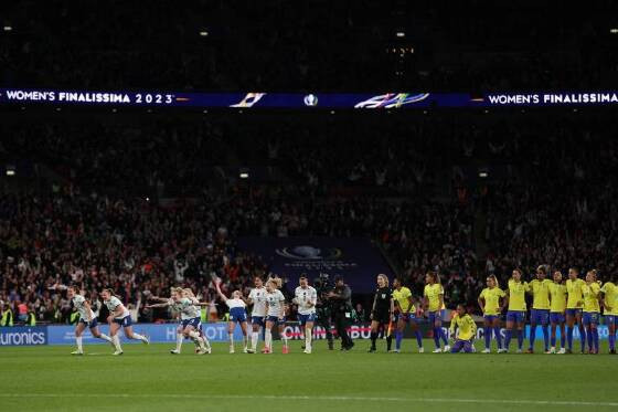 FUTEBOL FEMININO:   Em jogo equilibrado, Inglaterra vence Brasil nos pênaltis em Wembley lotado