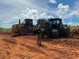 Sema apreende e inutiliza máquinas usadas para limpar fazenda embargada