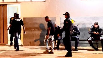 ESTAVA EM SERVIÇO: Policial é preso por pedir ‘beijos e abraços’ a menores em VG