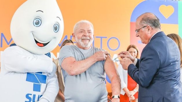 Covid: por que vacinação com dose bivalente foi ampliada para maiores de 18 anos no Brasil