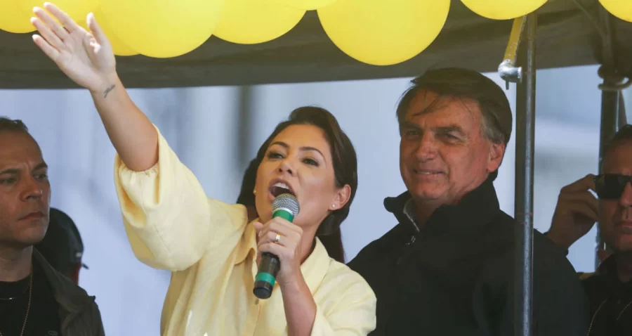 Michelle se revelou política e pode ser candidata, reconhece Jair Bolsonaro