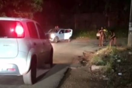 CONFUSÃO NO ZERO: Travesti joga pedra em carro e apanha de grupo