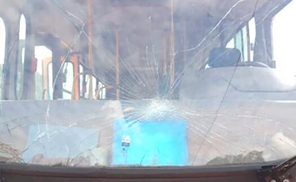 Após ultrapassagem, motorista de caminhonete danifica ônibus com 40 crianças