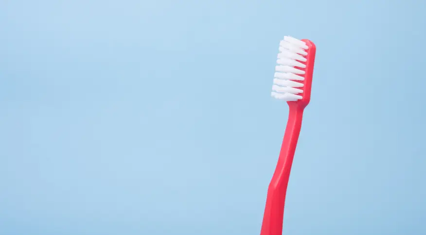 Mais de 80% das escovas de dente podem trazer prejuízos à saúde bucal, diz estudo