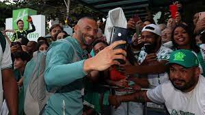 Palmeiras chega a Goiânia para pegar o Goiás e recebe carinho de torcedores