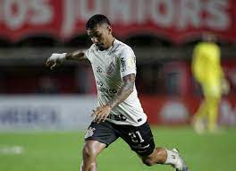 Matheus Bidu tem maior sequência como titular do Corinthians e vira destaque do clube no Brasileirão