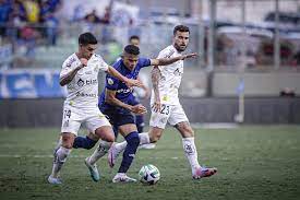 Rodrigo Fernández recebe terceiro amarelo e desfalca o Santos contra o Bahia