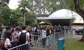 Homenagens de fãs, cantorias e declarações marcam velório de Rita Lee