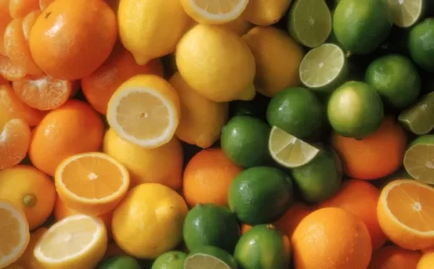 Composto presente no limão e na laranja ajuda a reduzir ganho de peso, diz estudo