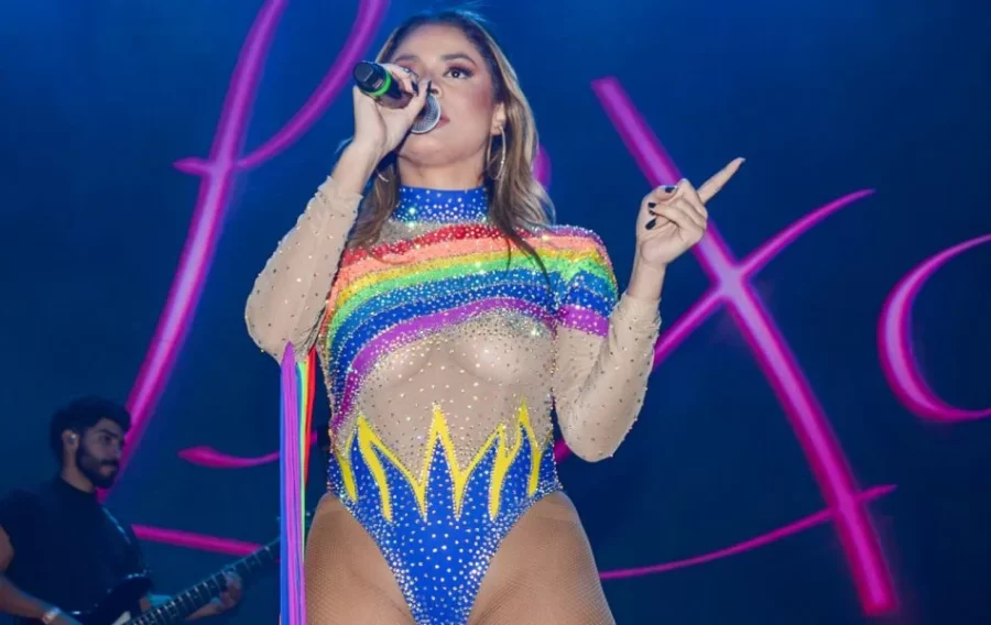 Look ultracavado valoriza virilha lisinha de Lexa e cantora dá show rebolado com body fio-dental em festival