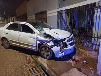 Criminosos batem carro roubado durante perseguição da PM