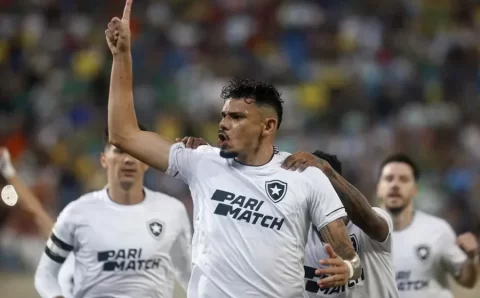 Botafogo ganha do Cuiabá e abre cinco pontos de vantagem para o Palmeiras no Brasileirão