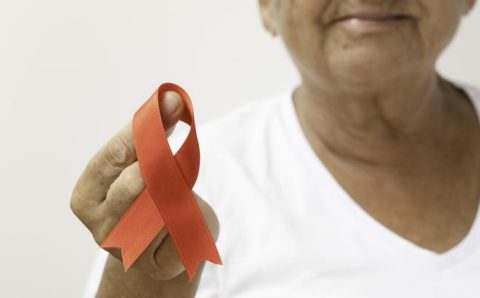 O que está por trás do aumento de casos de HIV entre idosos brasileiros