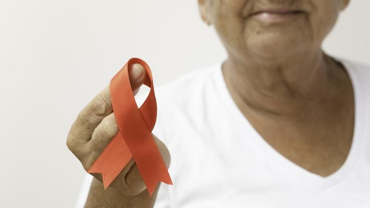 O que está por trás do aumento de casos de HIV entre idosos brasileiros