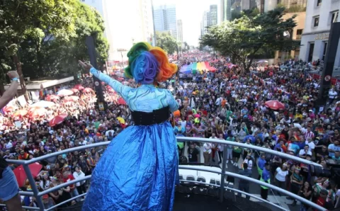 Parada LGBTQIA+ reúne multidão nos trios de Pabllo Vittar e Daniela Mercury em SP