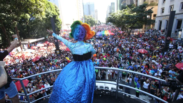 Parada LGBTQIA+ reúne multidão nos trios de Pabllo Vittar e Daniela Mercury em SP
